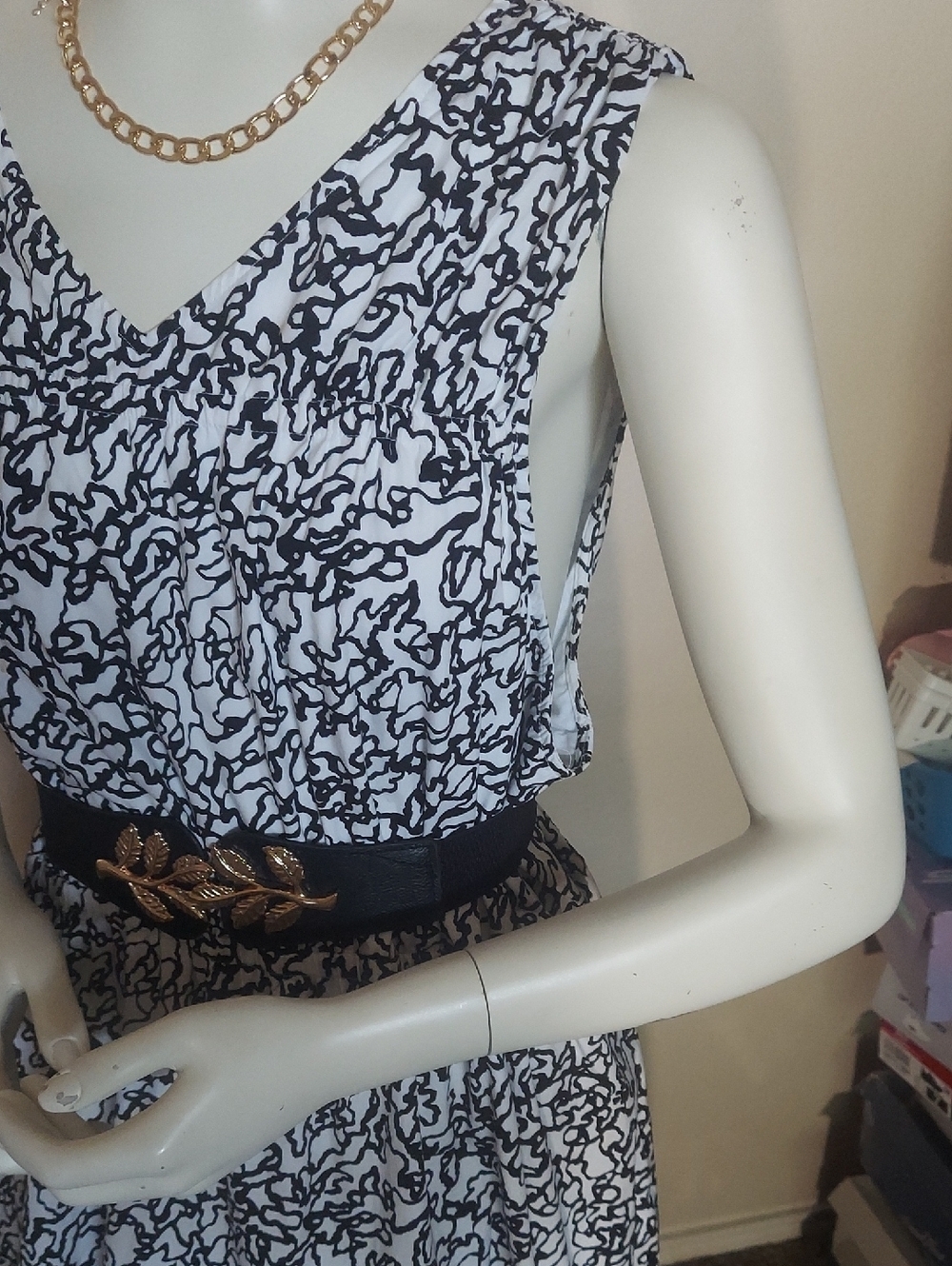 The design includes a gathered elastic waistband for a flattering fit and conven - Picture 4 of 13